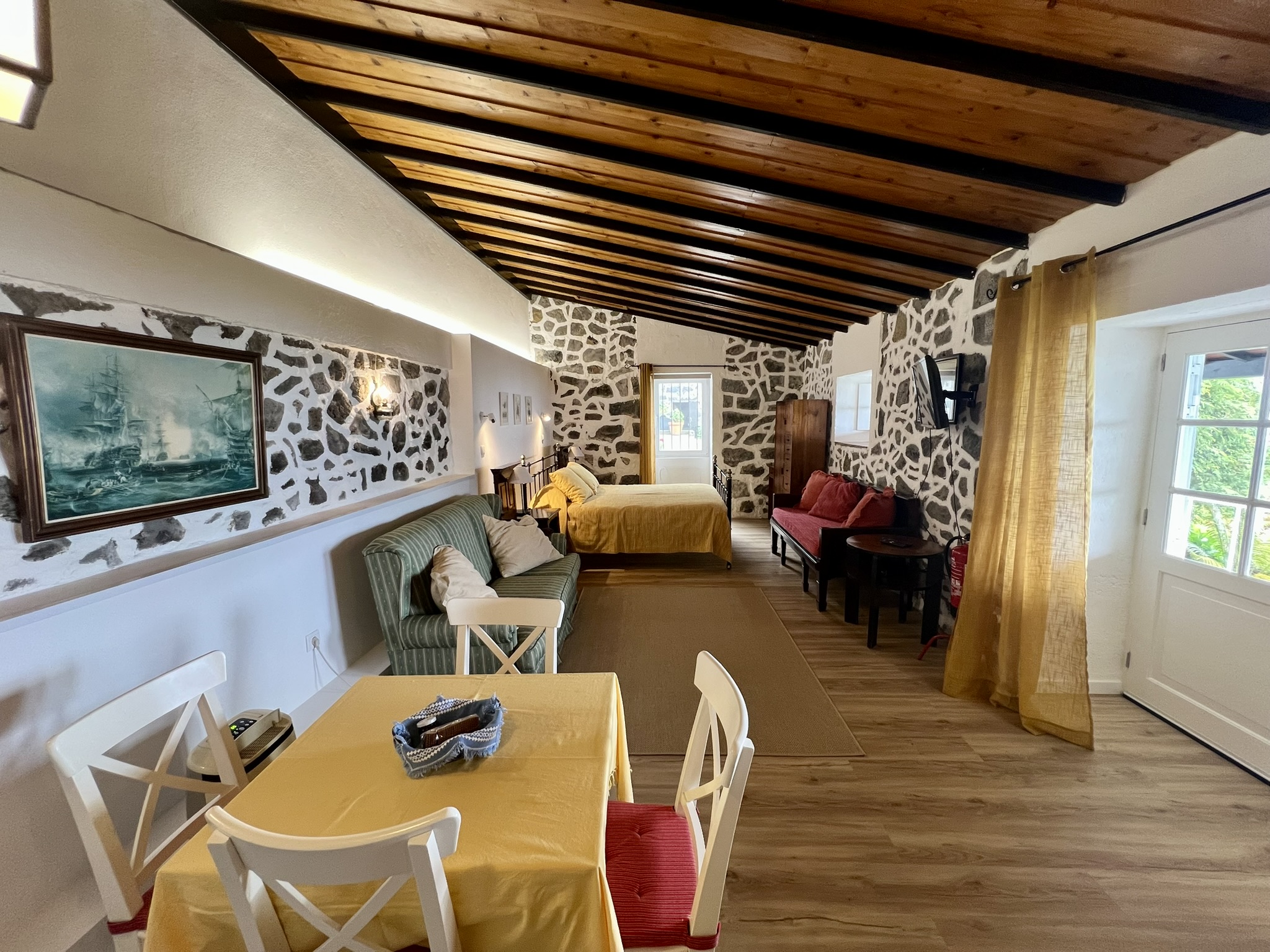 
											CASA ENCANTO